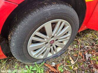 2009-fiat-punto-1393064-44208695