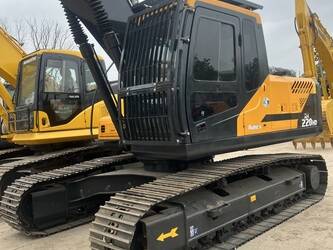 صورة ل حفارات مجنزرة 2023 هيونداي 220 للبيع في الصّين