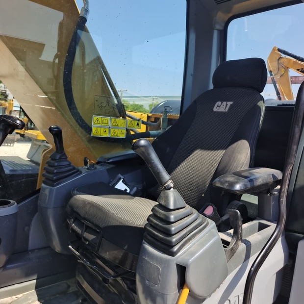 2023 Caterpillar 320D2L-44210036