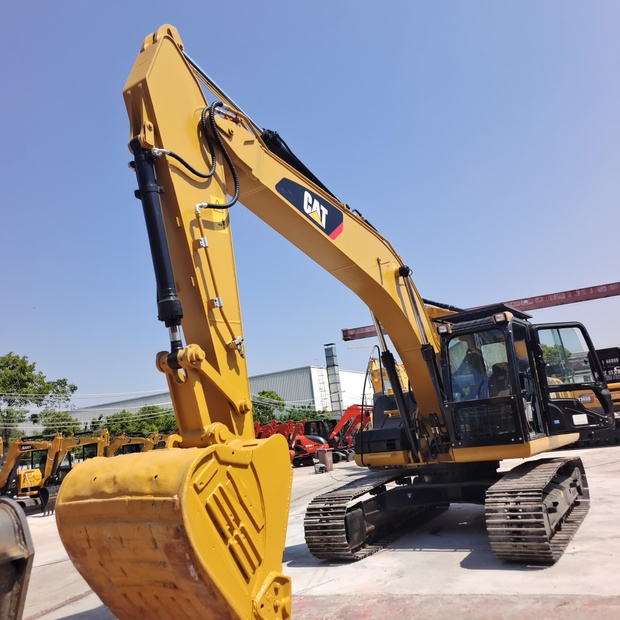 2023 Caterpillar 320D2L-44210040