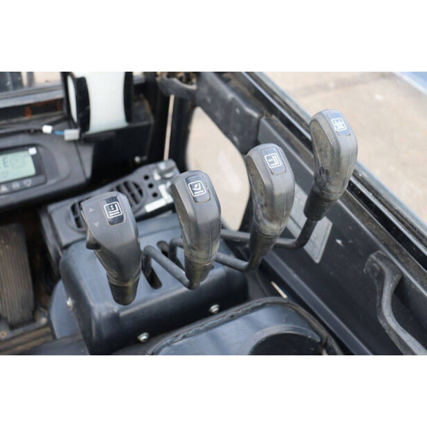 2021 دووسان B25X-7-44212752