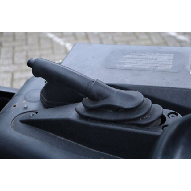 2006 ليندي E16-44216571