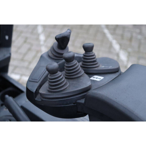 2006 ليندي E16-44216573