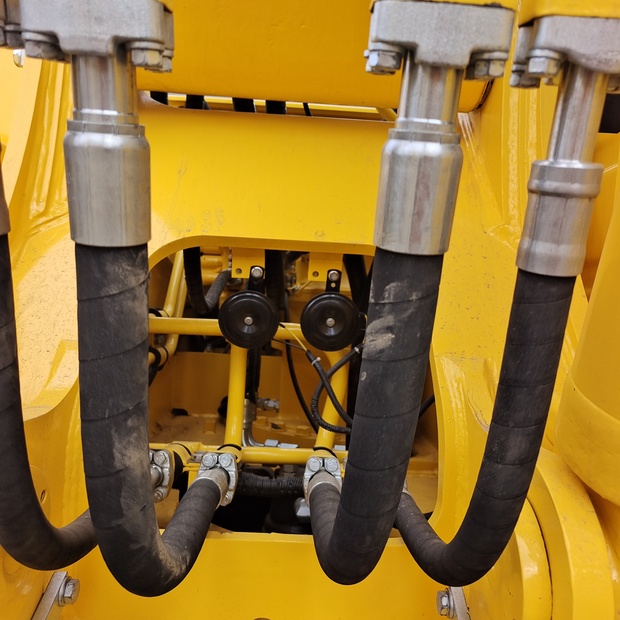 2023 Komatsu PC220-8-44231437