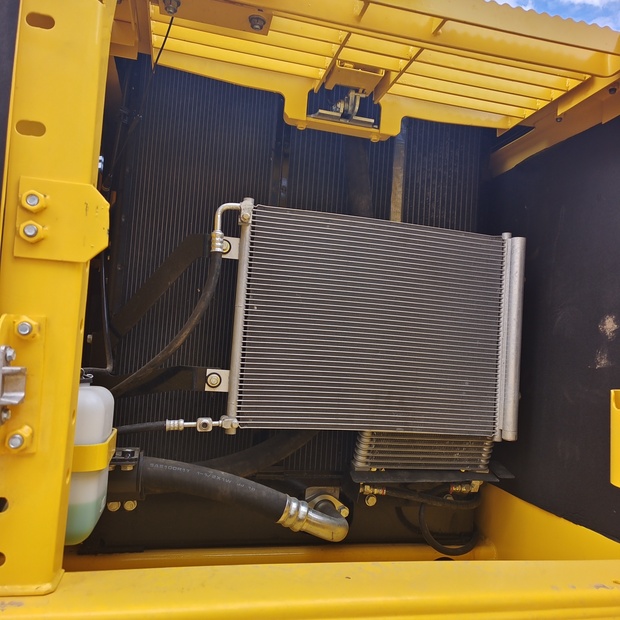 2023 Komatsu PC220-8-44231441