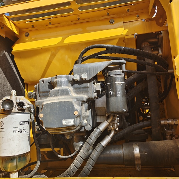 2023 Komatsu PC240LC-8-44231492