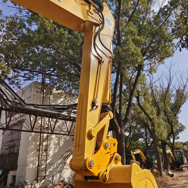 2023 Komatsu PC240LC-8-44231493