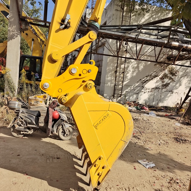 2023 Komatsu PC240LC-8-44231495