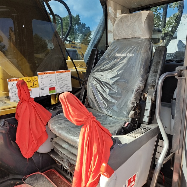 2023 Komatsu PC240LC-8-44231496