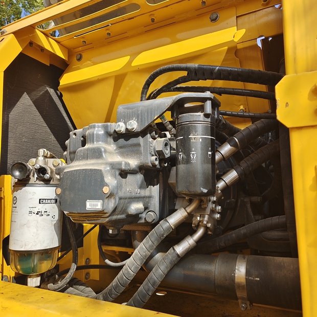 2023 Komatsu PC240LC-8-44231497