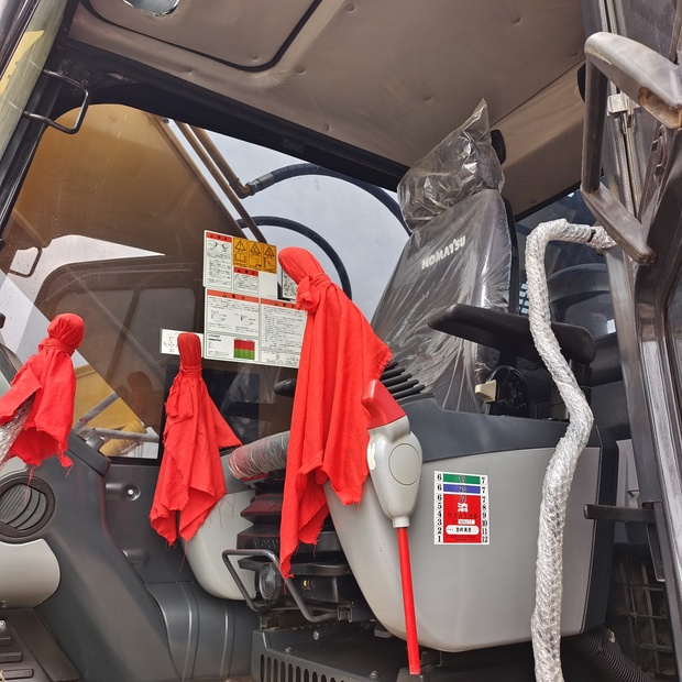 2023 Komatsu PC210-8-44231652