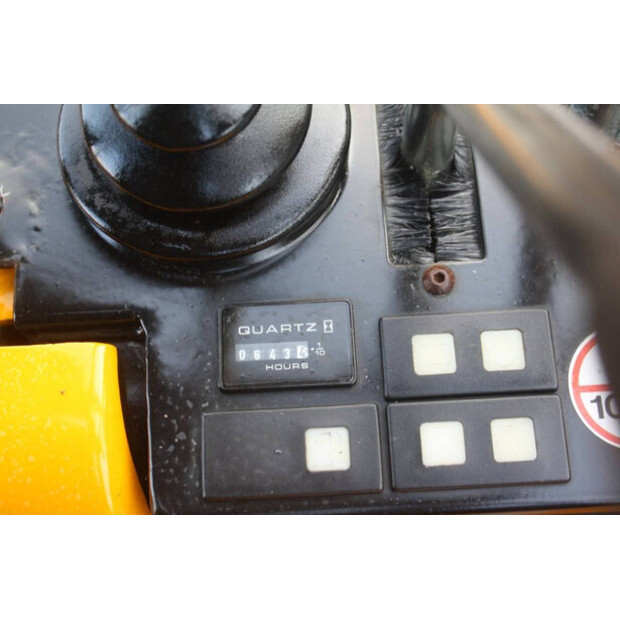 2018 جيه سي بي 8008 CTS-44239375