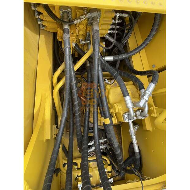 2023 Komatsu PC240LC-8-44282356