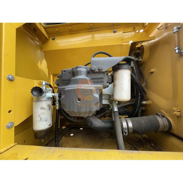 2023 Komatsu PC240LC-8-44282358