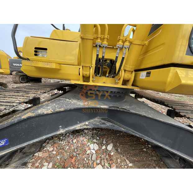 2023 Komatsu PC240LC-8-44282360