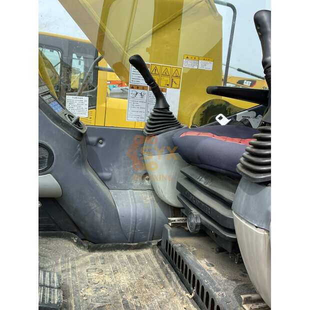 2023 Komatsu PC240LC-8-44282361