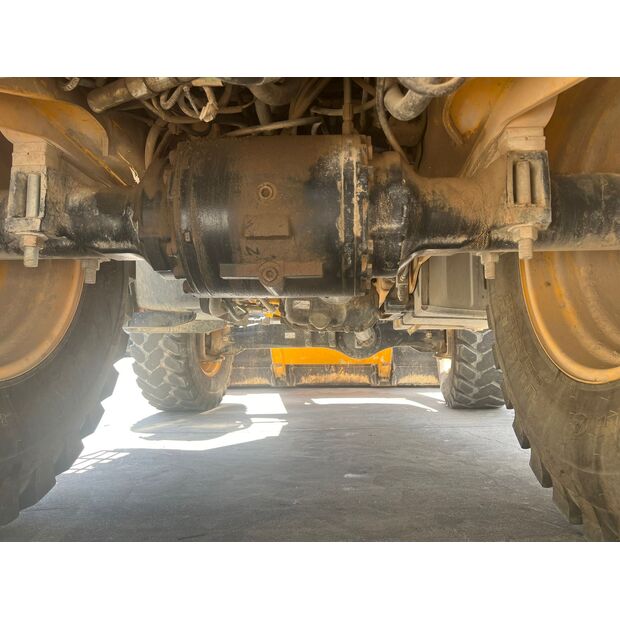 2017 جيه سي بي 3cx-44282664