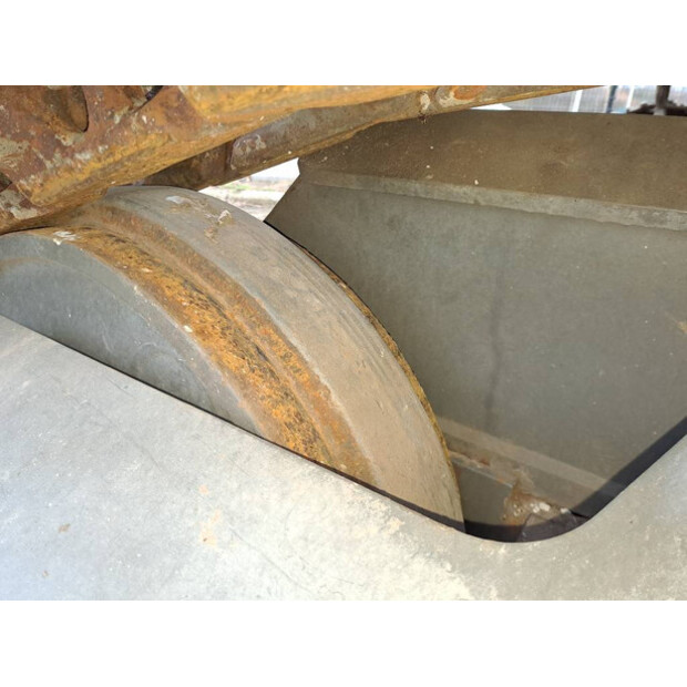 2013 سينيبوجين 825D-44283174