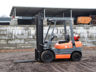 صورة ل رافعات تويوتا 02-6FG-30 للبيع في الصّين