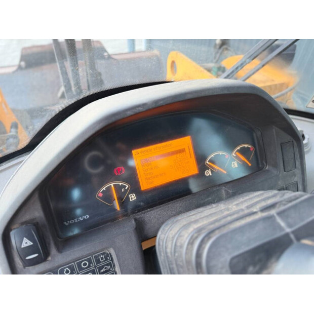 2011 فولفو L120F-44291880