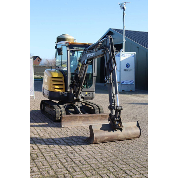 2011 فولفو EC27C-44309999