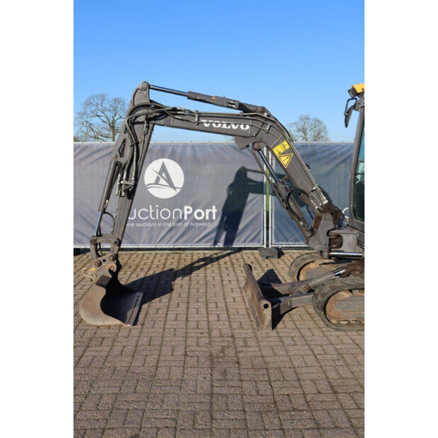 2011 فولفو EC27C-44310002