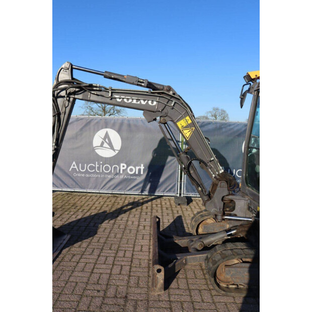 2011 فولفو EC27C-44310004