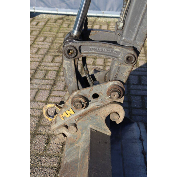 2011 فولفو EC27C-44310006