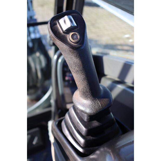 2011 فولفو EC27C-44310027