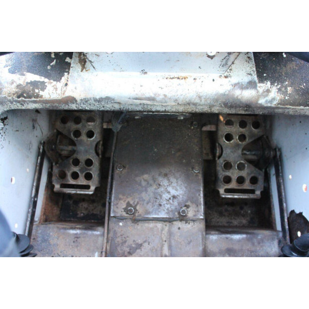 2004 بوبكات S130-44310781