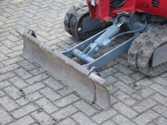 2011-takeuchi-tb016-1394803-44310824