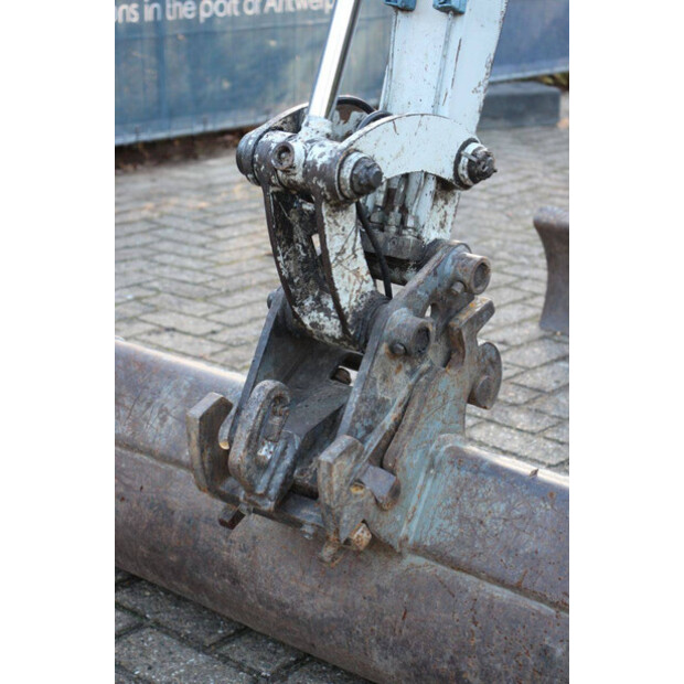 2011 TAKEUCHI TB016-44310826