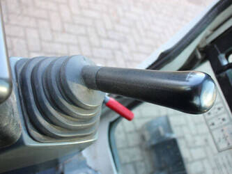 2011-takeuchi-tb016-1394803-44310845