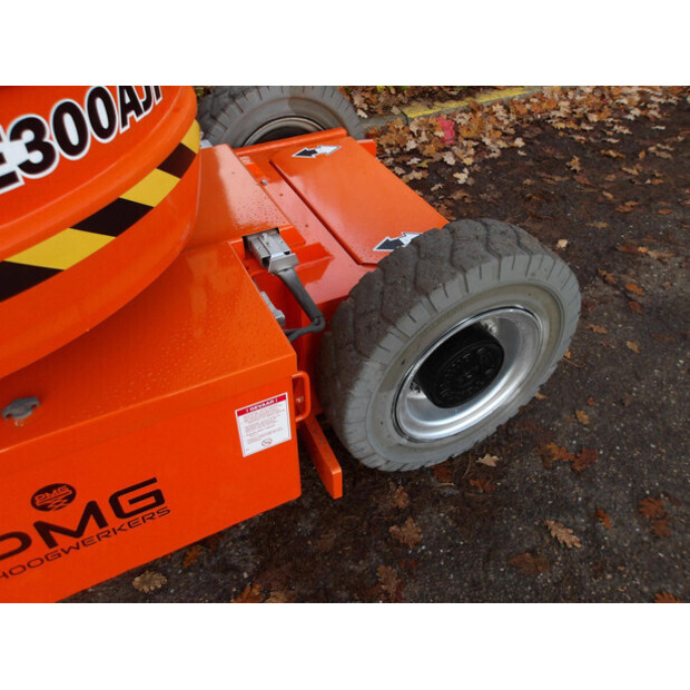 2011 جيه ال جي E300AJP-44317747