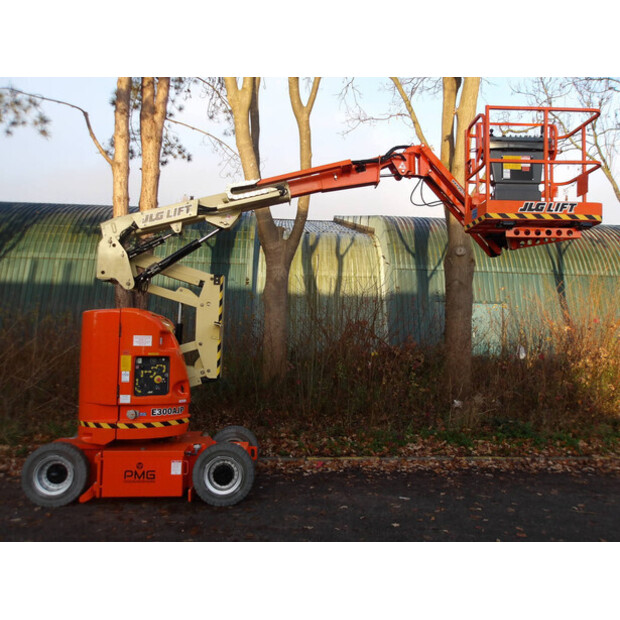 2011 جيه ال جي E300AJP-44317751