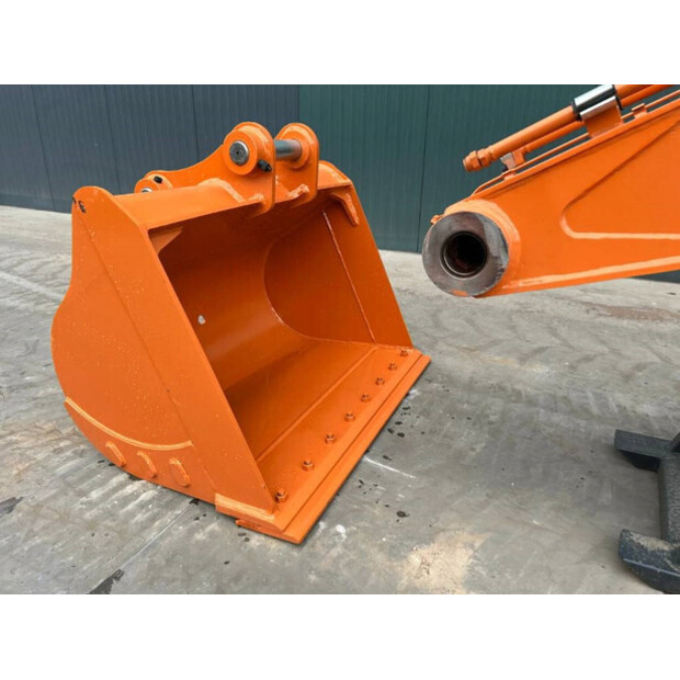 2025 Hitachi ZX220-44348637