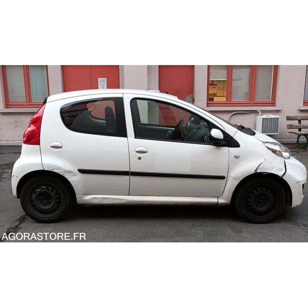 2011 بيجو 107-44447834