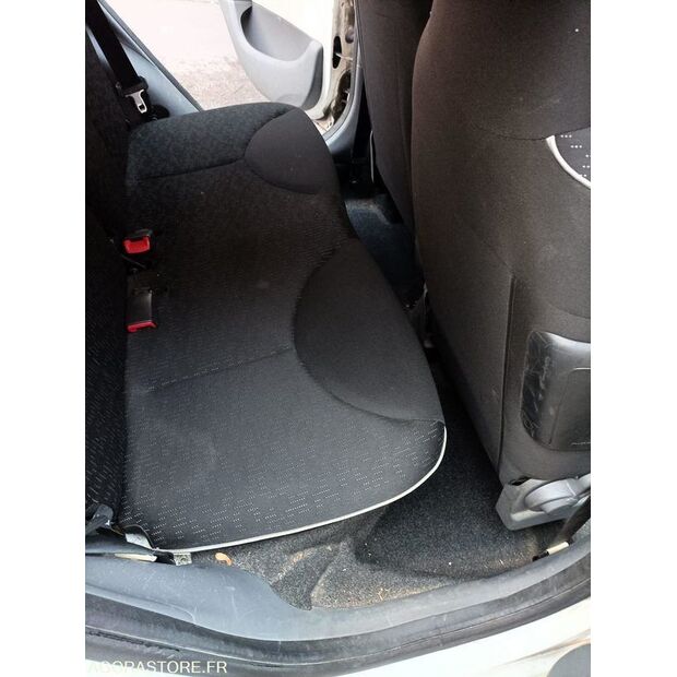 2011 بيجو 107-44447845