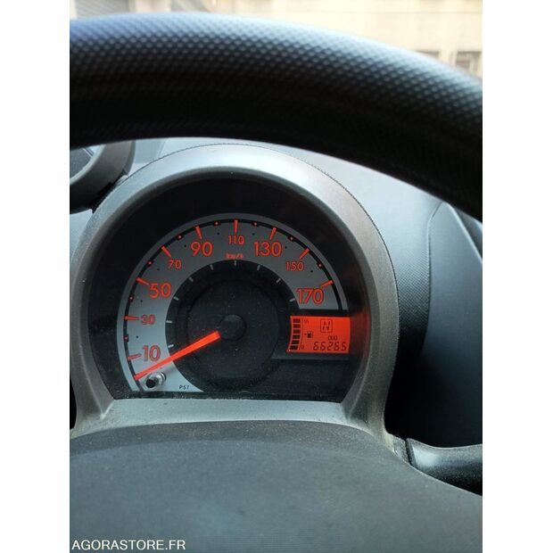 2011 بيجو 107-44447847