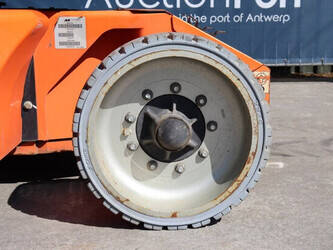 2011-jlg-e400ajpn-1397423-44472632