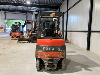 2011-toyota-7fbmf20-1397448-44473258