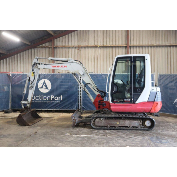 2011 تاكوتشي TB235-44474081