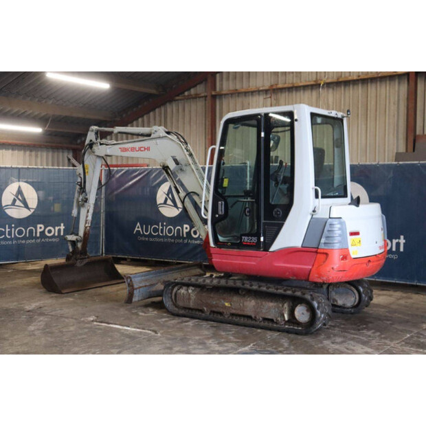 2011 تاكوتشي TB235-44474082