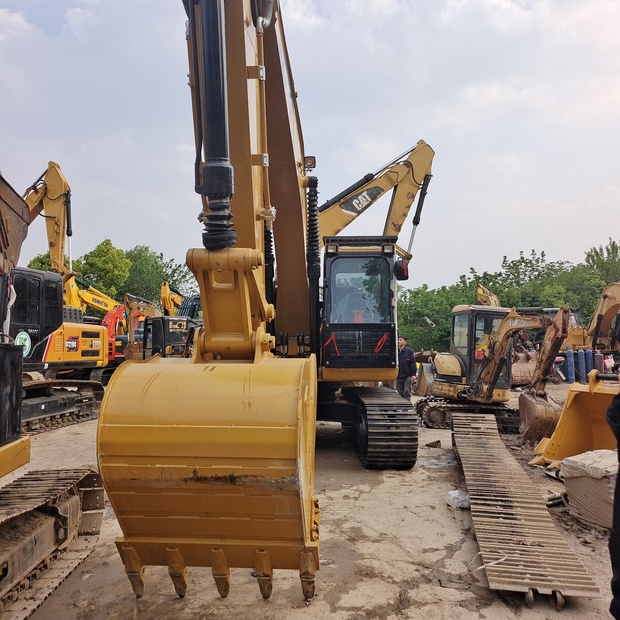 2023 Caterpillar 320D2-44517079