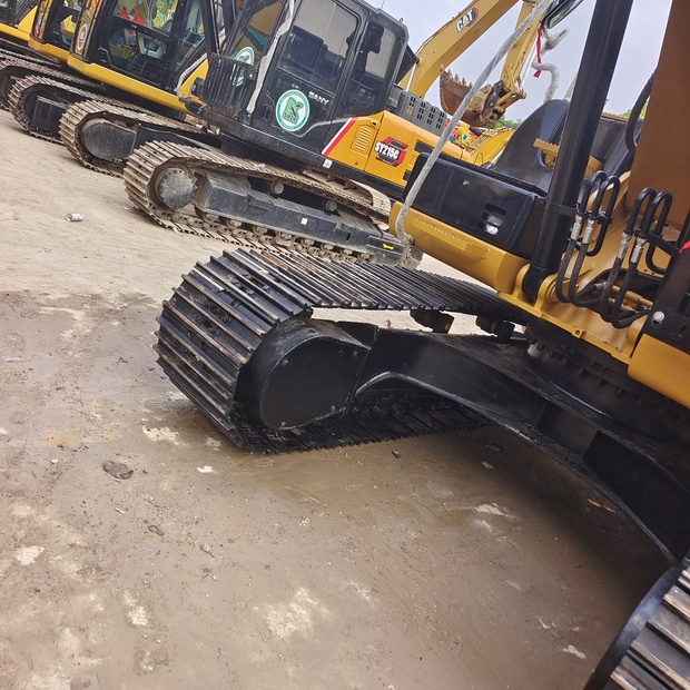 2023 Caterpillar 320D2-44517085