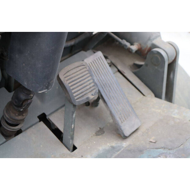 2002 ميتسوبيشي FB20-K-44522172