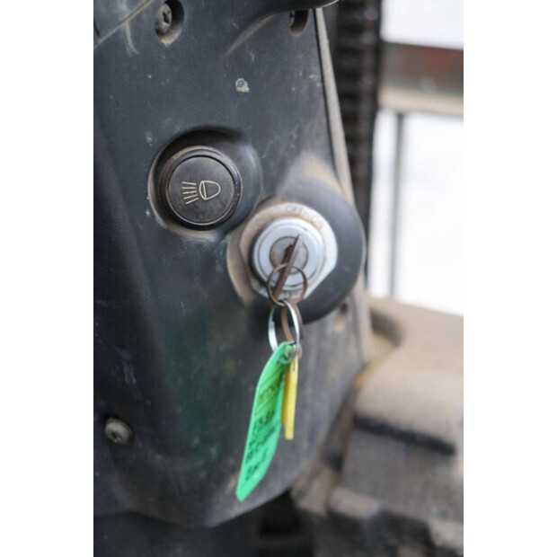 2002 ميتسوبيشي FB20-K-44522179