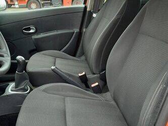 2011-renault-clio-1398359-44555910