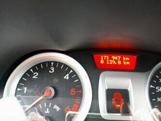 2011-renault-clio-1398359-44555911