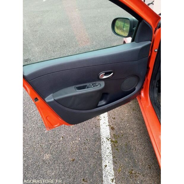 2011 Renault Clio-44555913